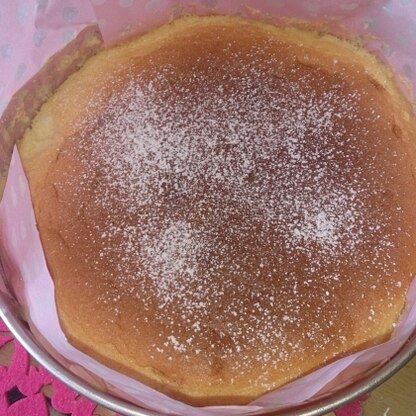 初めてスフレチーズケーキを作りましたが簡単に美味しく出来ました♡またリピします♡ジャムなかったので粉砂糖かけました笑